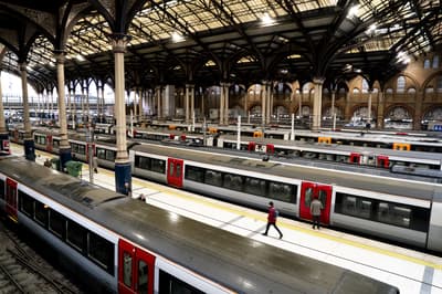 When are the last trains on Christmas Eve in and out of London?